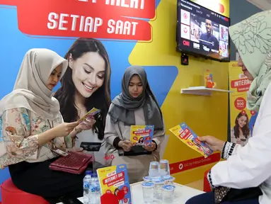 Pengunjung mencoba layanan Internet GIG by Indosat Ooredoo di Senayan City Jakarta, Jumat (8/3). GIG merupakan layanan fiber-to-the-home (FTTH), yang menyediakan akses internet menggunakan media fiber optik. (Liputan6.com/Fery Pradolo)