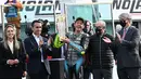Pembalap Petronas Yamaha SRT, Valentino Rossi (tengah), mendapatkan penghargaan karir seumur hidup yang diserahkan oleh Menteri Luar Negeri Italia, Luigi Di Maio (kiri) setelah balapan MotoGP Emilia Romagna di sirkuit Misano, Minggu (24/10/2021). (ANDREAS SOLARO / AFP)