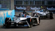 Pebalap Jaguar TCS Racing, Mitch Evans (kiri) dan Sam Bird memacu mobilnya saat sesi latihan bebas Jakarta E-Prix 2023 yang berlangsung di Jakarta Intenational E-Prix Circuit (JIEC), Ancol, Jakarta, Jumat (02/06/2023). (Bola.com/Bagaskara Lazuardi)