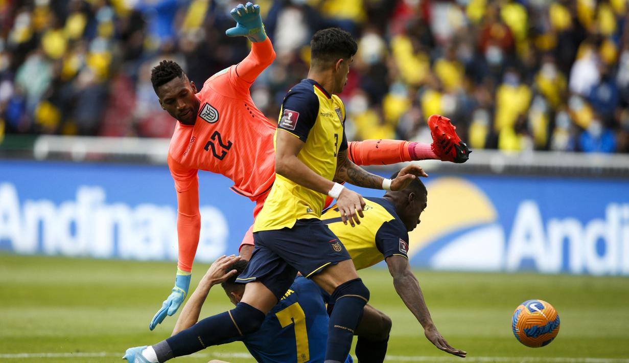 Pada menit ke-15 Ekuador harus kehilangan kiper Alexander Dominguez usai dikartu merah wasit Wilmar Roldan akibat pelanggaran keras terhadap Matheus Cunha di luar kotak penalti. (AFP/Pool/Santiago Arcos)