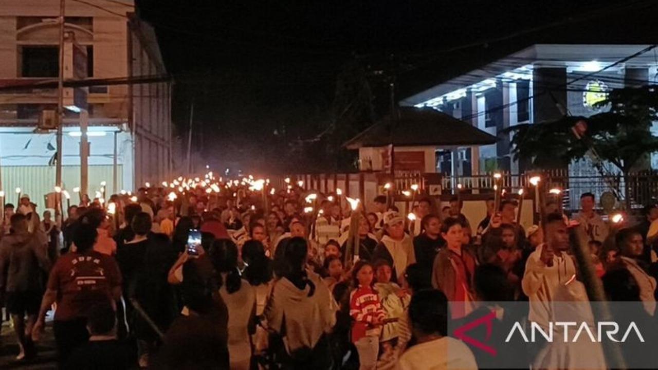Ribuan Jemaat GKI Petrus Waena Meriahkan Pawai Obor Fajar Paskah di Jayapura