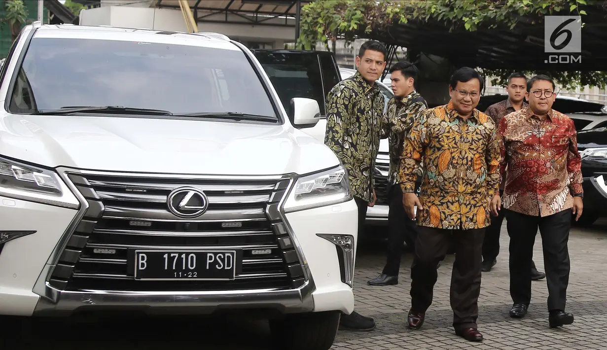 Ketua Umum Partai Gerindra Prabowo Subianto (tengah) saat tiba di Kantor DPP PKS, Jakarta, Senin (30/7). Kunjungan Prabowo ke DPP PKS untuk membahas hasil pertemuannya dengan Partai Demokrat. (Liputan6.com/Herman Zakharia)