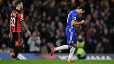Penyerang Chelsea, Pedro melakukan selebrasi usai mencetak gol keduanya ke gawang Bournemouth pada pertandingan Liga Inggris di Stamford Bridge, London, (26/12). Chelsea menang atas Bournemouth dengan skro 3-0. (Reuters/Tony O'Brien)