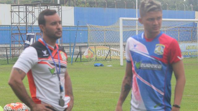Pelatih Persiba, Jaino Matos dan Syamsir Alam (Liputan6.com / Abelda Gunawan)