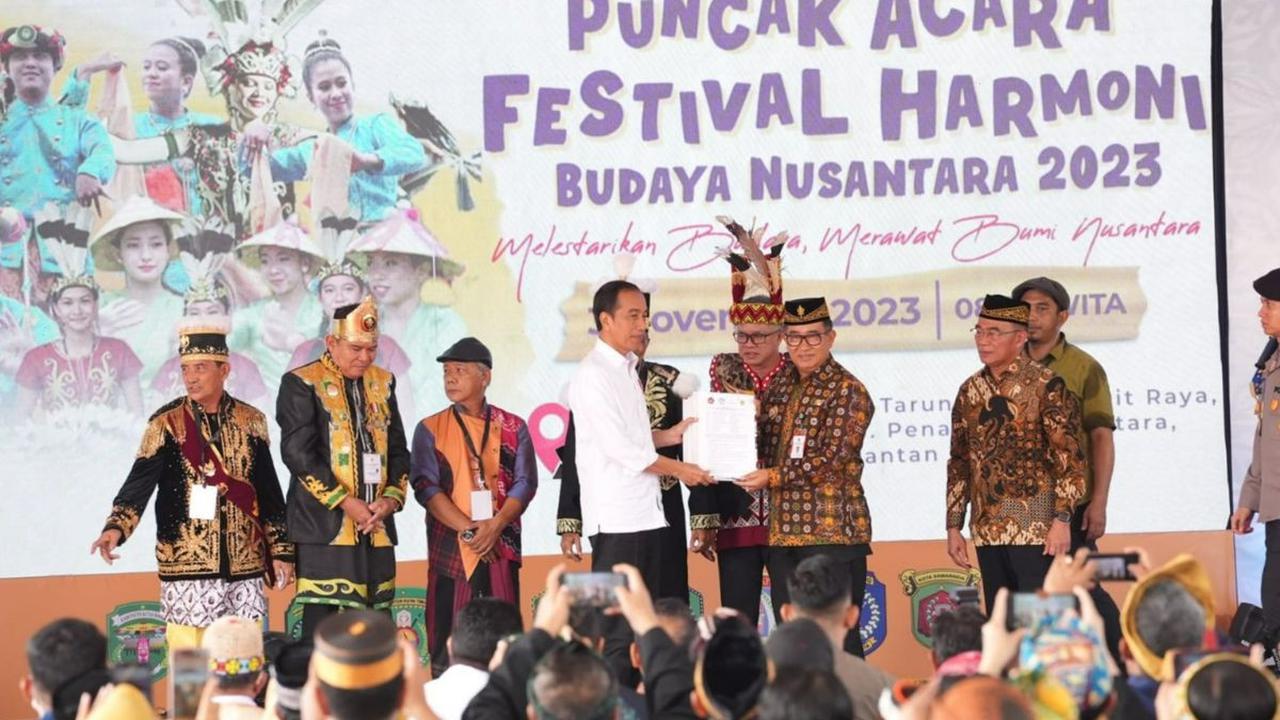 Oleh sebab itu, Jokowi sangat menghargai digelarnya FHBN untuk mengingatkan semua pihak bahwa seni dan budaya Indonesia itu sangat beragam.<br>