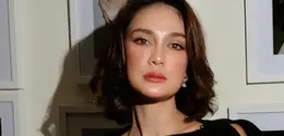 Setelah menikah, Luna Maya pun memotong rambut panjangnya menjadi pendek model bob. Kini ia kerap menstyling rambut pendeknya dengan berbagai termasuk dibuat wavy. [@lunamaya]