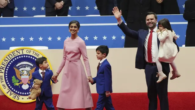 Usha Vance (kiri) dan suaminya JD Vance (kanan) bersama ketiga anaknya saat pelantikan presiden dan wakil presiden AS. (AP/Matt Rourke)