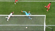 Pemain Russia, Fedor Smolov (kanan) merayakan gol usai membobol gawang Selandia Baru pada laga perdana Piala Konfederasi 2017 grup A di Krestovsky Stadium, Saint-Petersburg, (17/6/2017). (AFP/Francois Xavier Marit)