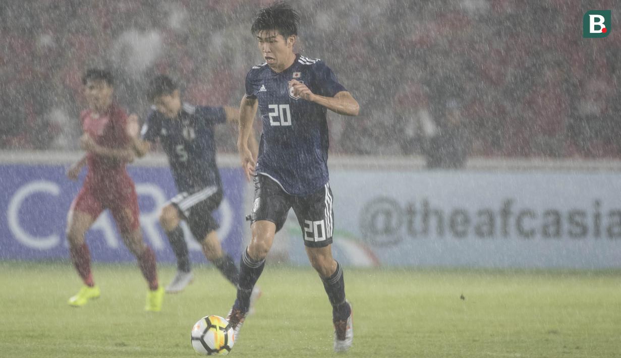 Striker Jepang, Taisei Miyashiro, menggiring bola saat melawan Timnas Indonesia pada laga AFC U-19 Championship di SUGBK, Jakarta, Minggu (25/10). Indonesia kalah 0-2 dar Jepang. (Bola.com/Vitalis Yogi Trisna)