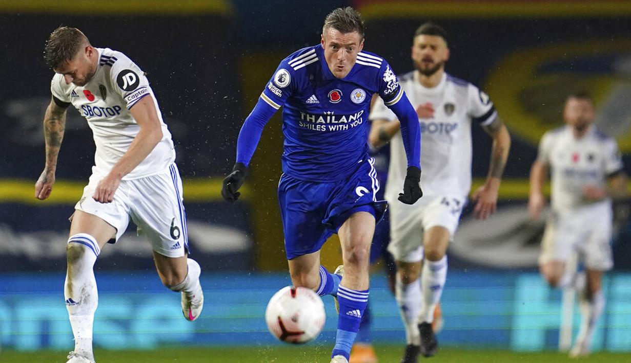 Striker Leicester City, Jamie Vardy, berlari mengejar bola saat melawan Leeds United pada laga Liga Inggris di Stadion Elland Road, Senin (2/11/2020). Leicester City menang dengan skor 4-1. (AP/Jon Super)