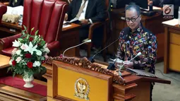 Menteri Sosial Agus Gumiwang memberikan pandangan pemerintah saat Rapat Paripurna di Kompleks Parlemen, Senayan, Jakarta, Selasa (3/9/2019). DPR dijadwalkan mengesahkan dua Rancangan Undang-Undang (RUU) yaitu RUU Sumber Daya Air (SDA) dan RUU Pekerja Sosial. (Liputan6.com/JohanTallo)