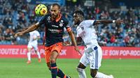 Pemain Montpellier, Hilton (kiri), menghadapi pemain Lyon, Maxwell Gnaly Cornet, pada pertandingan Ligue 1 di Montpellier, Selasa (15/9/2020). (Pascal Guyout/ AFP)