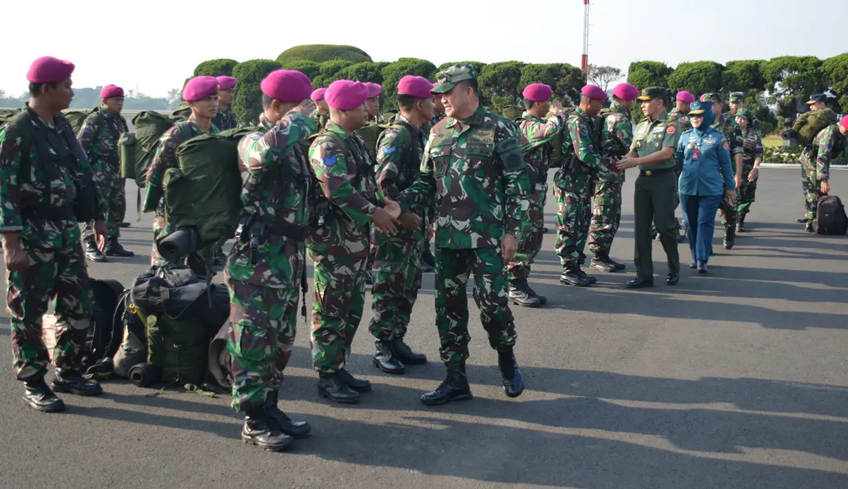Asops Panglima TNI Mayjen TNI Lodewyk Pusung melepas keberangkatan Satgas Pasukan Reaksi Cepat Penanggulangan Bencana (PRCPB) Marinir menuju Lombok Utara, NTB, dari Lanud Halim Perdanakusuma, Jakarta, Senin (6/8). (Liputan6.com/HO/Dispen Kormar)