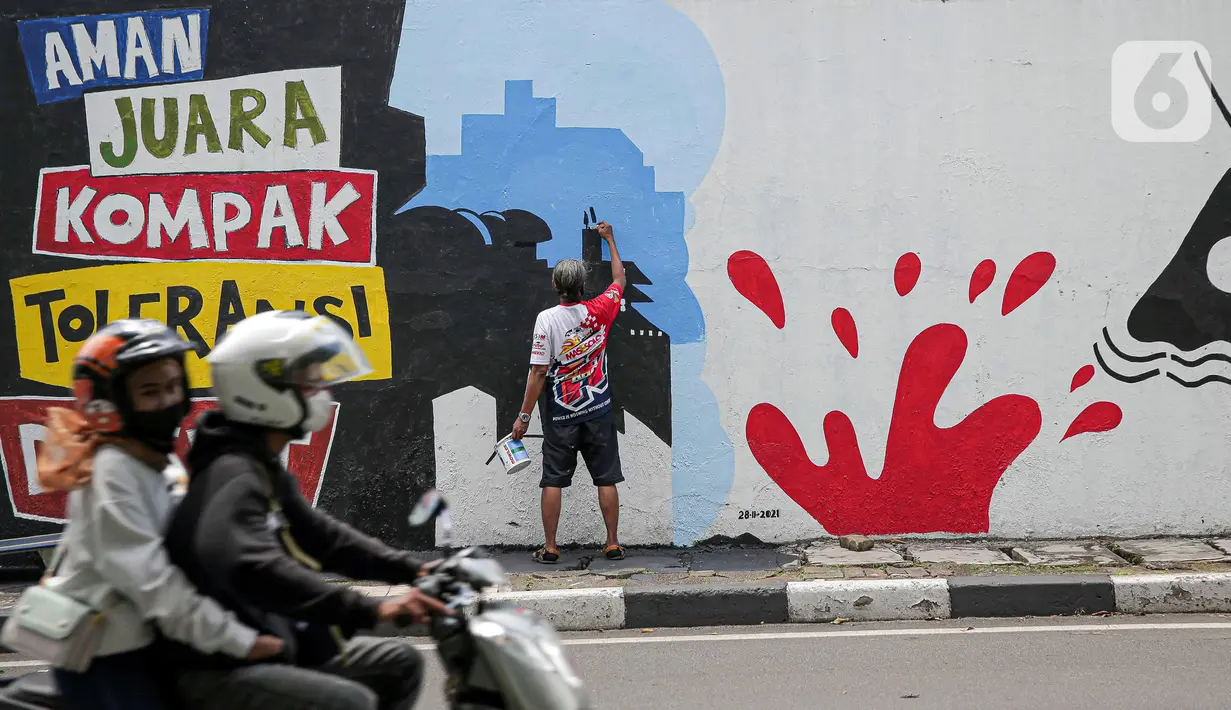 Pekerja seni membuat mural di kawasan Palmerah, Jakarta, Minggu (23/1/2022). Kegiatan yang bertajuk Repaint Indonesia ini dilakukan sebagai gerakan untuk mengajak kita Melukiskan Ulang Indonesia berdasarkan gagasan, perspektif, karya bahkan imajinasi masing-masing. (Liputan6.com/Faizal Fanani)
