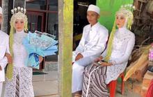 Tak Ada Pelaminan Mewah Cuma Bermodal Bangku Plastik, Resepsi Sederhana Pengantin Baru di Jatim ini Jadi Sorotan