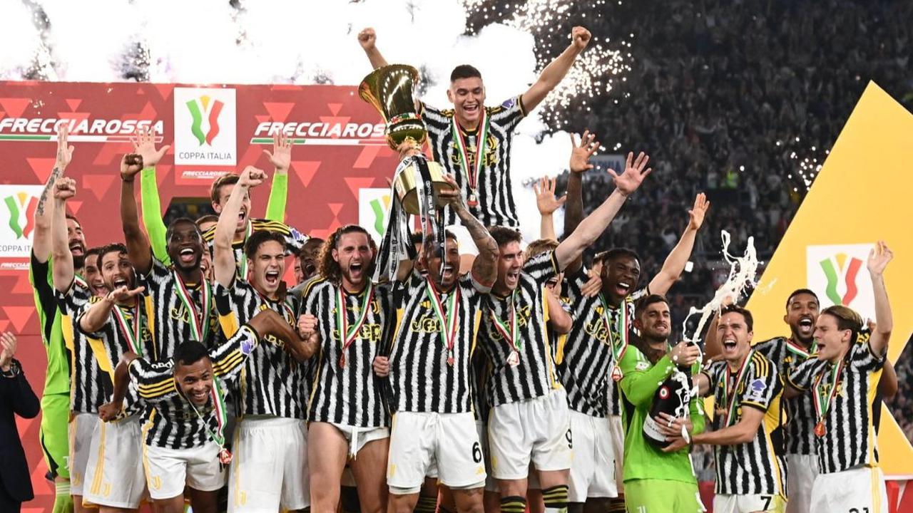 Pemain bertahan Juventus,&nbsp;Danilo mengangkat trofi dengan diiringi sorak-sorai rekan-rekannya setelah menjuarai Coppa Italia 2024,&nbsp;Kamis (16/5/2024) dini hari WIB.&nbsp;Dalam partai final yang dihelat di Olimpico Stadium, Roma, Juventus sukses me