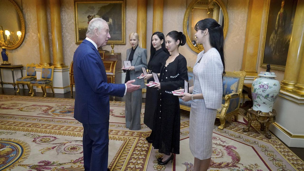 Blackpink dapat gelar kehormatan MBE dari Raja Charles III. (Victoria Jones/Pool Photo via AP)