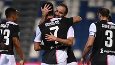 Penyerang Juventus, Gonzalo Higuain memeluk rekannya Cristiano Ronaldo usai mencetak gol ke gawanag Sassuolo pada pertandingan lanjutan Liga Serie A Italia di stadion Mapei di Reggio Emilia (15/7/2020). Juventus bermain imbang 3-3 atas Sassuolo. (AFP/Marco Bertorello)