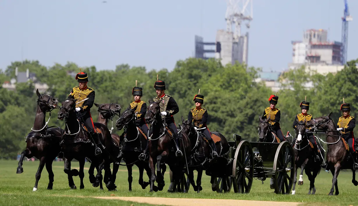 Pasukan Artileri Berkuda Kerajaan tiba di taman Hyde Park untuk merayakan ulang tahun Pangeran Philip, pusat kota London, Senin (11/6). Tembakan salvo sebanyak 41 kali tersebut menandai hari ulang tahun Pangeran Philip yang ke-97. (AP/Kirsty Wigglesworth)