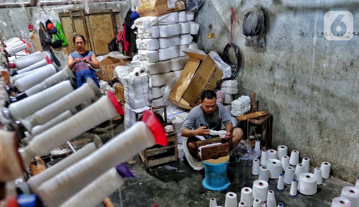 Aktivitas pekerja benang di Kebayoran Lama, Jakarta, Kamis (19/1/2023). Pemerintah menargetkan penyaluran Kredit Usaha Rakyat (KUR) pada Tahun 2023 sebesar Rp460 triliun atau jumlah ini naik 23,32 persen dari tahun 2022 yang sebesar Rp373 triliun. (Liputan6.com/Angga Yuniar)