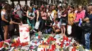 Orang-orang berkumpul sambil menaburkan bunga dan menyalakan lilin untuk memberi penghormatan kepada korban serangan Barcelona, Spanyol (18/8). (AFP Photo/Pascal Guyot)