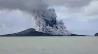 Ketika banyak pulau ditengarai tenggelam akibat meningkatnya permukaan laut, sebuah gunung berapi Tonga malah menciptakan sebuah pulau baru.