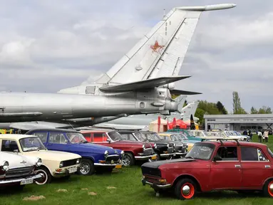 Mobil dan pesawat dipamerkan selama hari pembukaan festival mobil retro OldCarLand di Kiev (27/4). Lebih 1000 kendaraan yang dibuat di AS, Eropa dan Uni Soviet periode 1930-1970 dipamerkan bersama dengan 90 pesawat Uni Soviet. (AFP Photo/Sergei Supinsky)
