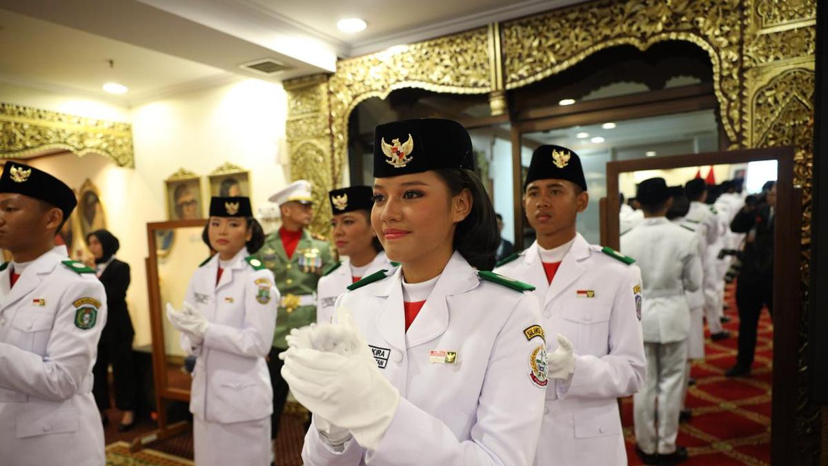Profil Aliah Sakira: Putri Sulawesi Selatan Pembawa Baki di Upacara Penurunan Bendera Istana Negara