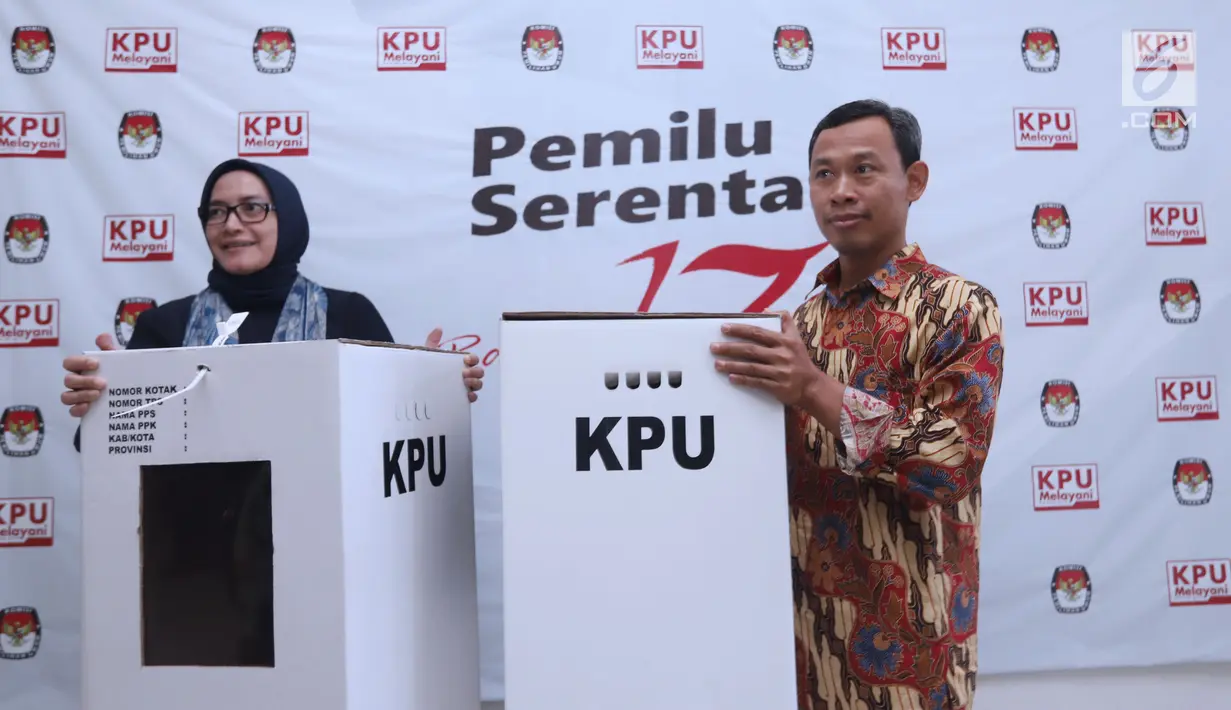 Komisioner KPU RI, Evi Novida GM (kiri) dan Pramono UT menunjukan kotak suara yang akan digunakan pada Pemilu Serentak 2019 di Kantor KPU, Jakarta, Jumat (14/12). Kotak suara tersebut bermaterial karton kedap air. (Liputan6.com/Helmi Fithriansyah)