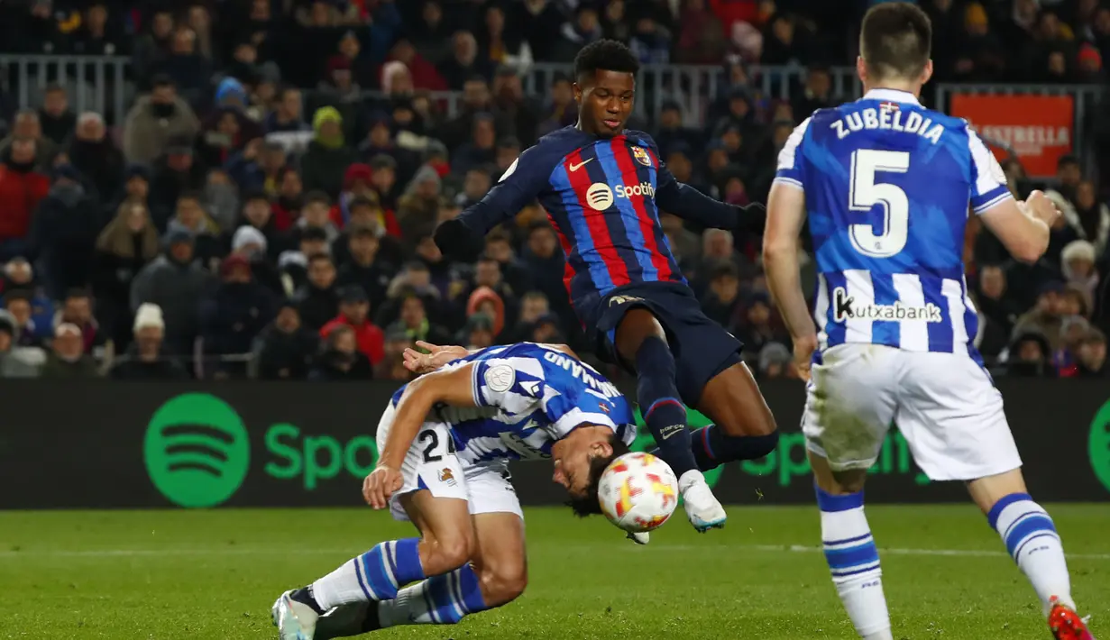 <p>Ansu Fati dari Barcelona (tengah) berebut bola dengan pemain Real Sociedad Robin Le Normand pada pertandingan perempatfinal Copa del Rey di stadion Camp Nou, di Barcelona, Spanyol, Kamis (26/1/2023). Kemenangan ini mengantar Barcelona melaju ke semifinal. (AP Photo/Joan Monfort)</p>