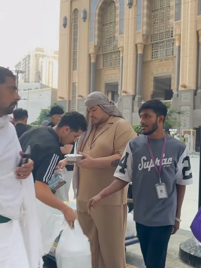 Ivan Gunawan Bagi Makanan di Masjidil Haram