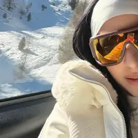Berlibur ke Switzerland, Nia Ramadhani tampil memukau dengan OOTD stylish saat bermain ski. (Foto: Nia Ramadhani/ Instagram)