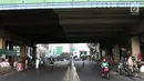 Kondisi lalu lintas di depan Gedung Pasar Tanah Abang, Jakarta, Jumat (22/6). Sebagian pedagang terpaksa menggelar lapak di luar gedung akibat belum dibukanya kembali Pasar Tanah Abang usai Lebaran. (Liputan6.com/Immanuel Antonius)