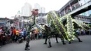 Anggota TNI memainkan atraksi liong saat karnaval Cap Go Meh 2018 di Jalan Gajah Mada, Jakarta, Minggu (4/3). Beragam atraksi budaya ditampilkan dalam karnaval perayaan Cap Go Meh 2018 di kawasan Glodok Jakarta. (Liputan6.com/Helmi Fithriansyah)