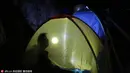 Peserta saat berada di dalam tenda saat berkemah bersama di tebing Gunung Laojun, Louyang, Henan, China (16/7). Lebih dari 100 backpacker kamping bersama di tebing pada ketinggian 1.700 mdpl selama 2 hari satu malam. (Chinadaily/photo/IC)