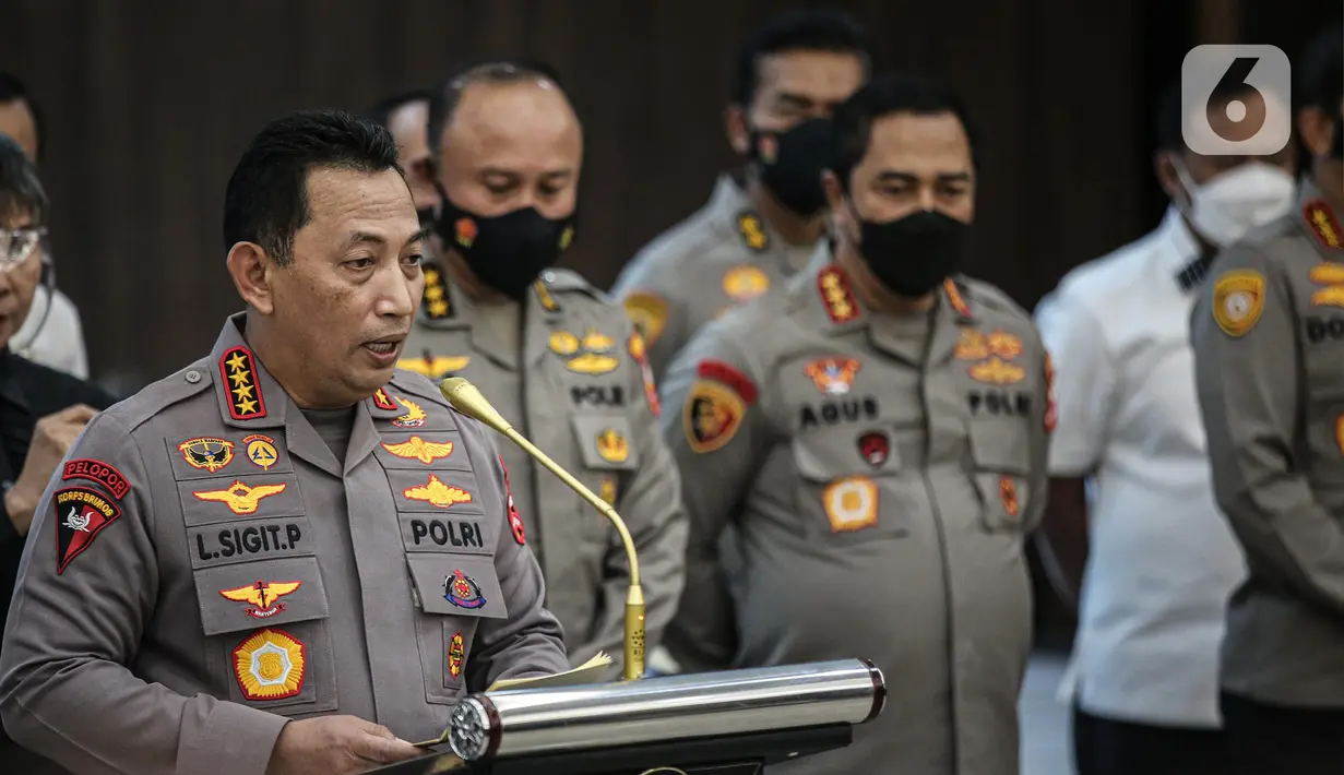 Kapolri Jenderal Listyo Sigit Prabowo bersama jajaran terkait menyampaikan konferensi pers di Gedung Rupatama Mabes Polri, Jakarta, Selasa (9/8/2022). Mantan Kepala Divisi Profesi dan Pengamanan Polri Irjen Ferdy Sambo ditetapkan sebagai tersangka dalam kasus pembunuhan ajudannya, Brigadir J alias Nofriansyah Yoshua Hutabarat. (Liputan6.com/Faizal Fanani)