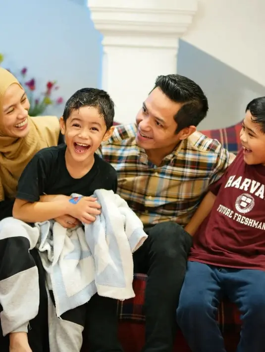 Kompak berhijrah, kini Alyssa tak pernah absen memakai jilbab. Begitu pula Dude Harlino yang sering tampil dalam iklan bernuansa kerohanian.  Keduanya kompak menampik kabar perceraian yang menimpa mereka. (Liputan6.com/IG/@dude2harlino).