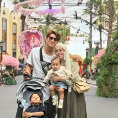 Outfit Lesti Kejora Liburan ke Singapura. [@lestikejora]