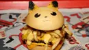 Sebuah burger 'Pokeburg' dengan nama 'Pikachu' yang terinspirasi dari karakter game fenomena Pokemon Go diperlihatkan di restoran Down N 'Out Burger, Sydney, Australia, (26/8). (REUTERS/Jason Reed)