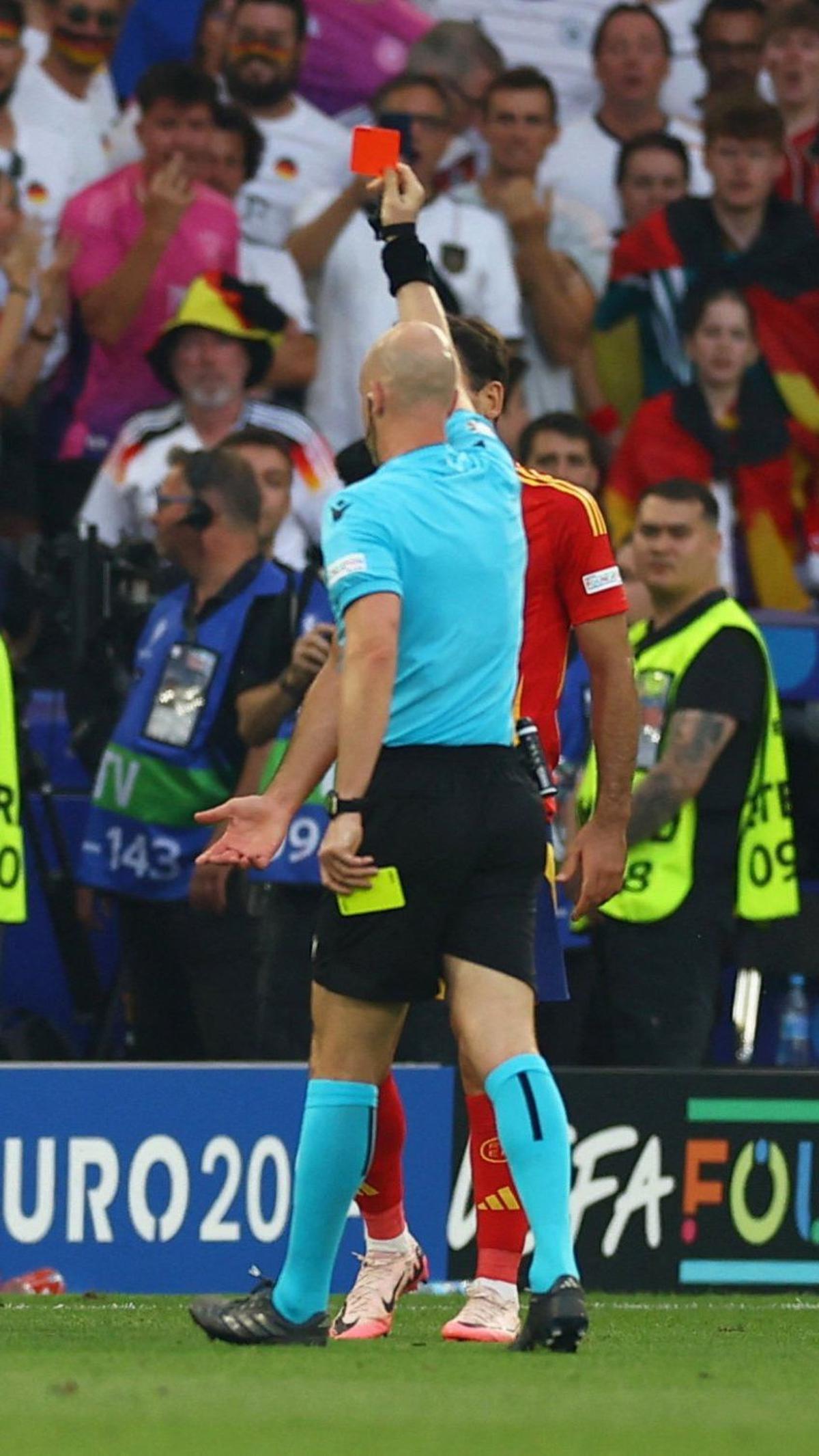 Duel Spanyol vs Jerman berlangsung panas dan banjir kartu. Setidaknya ada 14 kartu kuning dan 1 kartu merah yang dikeluarkan dari saku wasit.&nbsp;Foto: Reuters