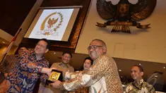 Ketua DPD Irman Gusman (kiri) bersalaman dengan Plt Ketua KPK Taufiqurrahman Ruki (kanan) usai penandatanganan nota kesepahaman antar kedua lembaga terkait pemberantasan korupsi, Jakarta, Selasa (19/5/2015). (Liputan6.com/Andrian M Tunay)