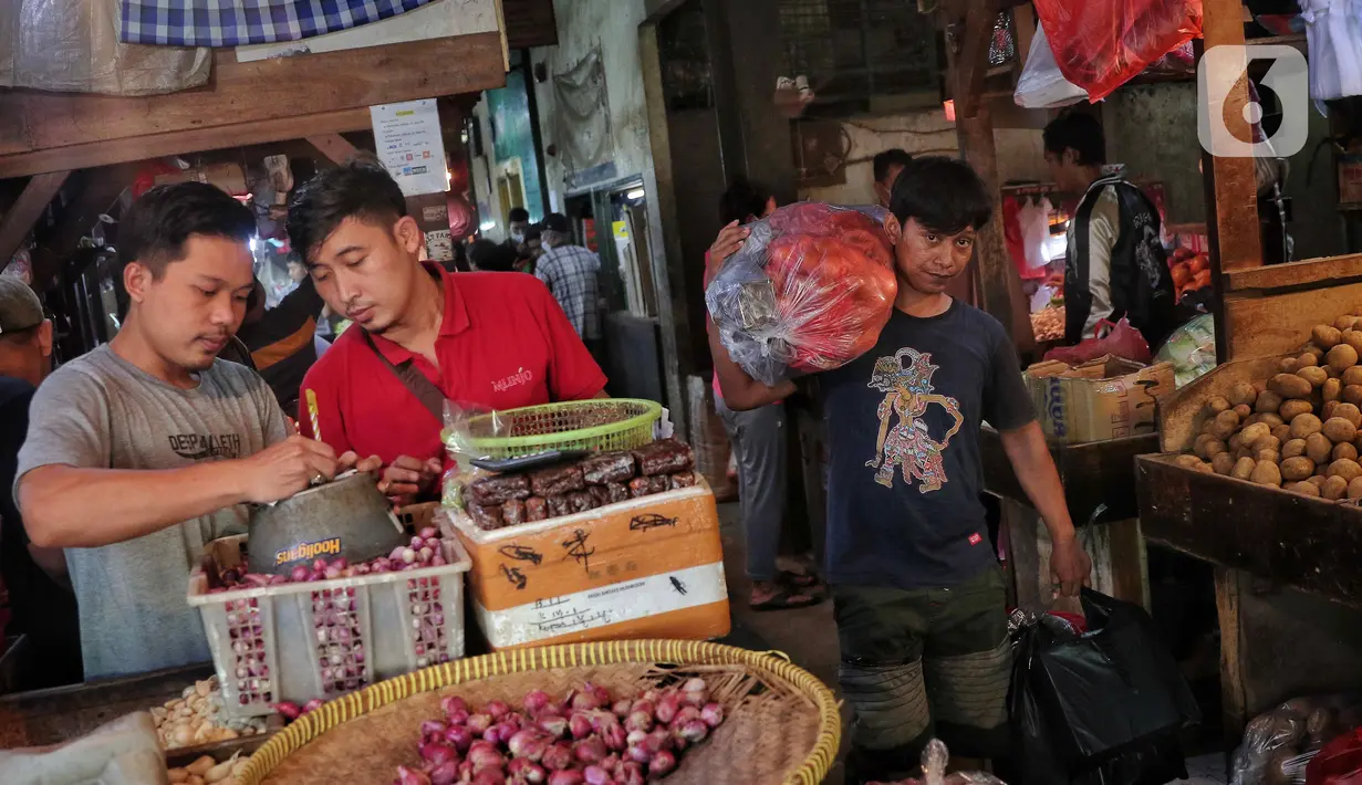 Aktivitas perdagangan di Pasar Senen, Jakarta, Jumat (16/9/2022). Pemerintah memprediksi laju inflasi sebesar 1,38% pada September 2022. Adapun prediksi ini akibat kenaikan harga bahan bakar minyak (BBM). Kementerian Keuangan mengatakan laju inflasi akan kembali normal pada November 2022. (Liputan6.com/Angga Yuniar)
