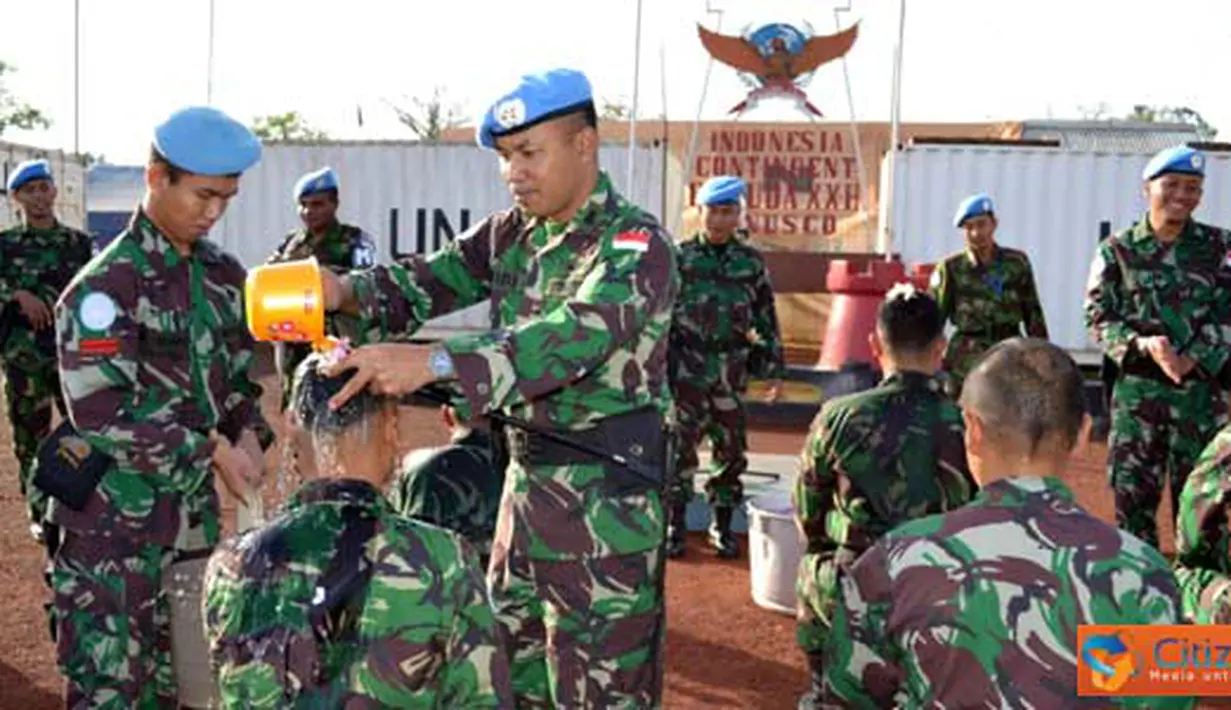Citizen6, Kongo: Tradisi penyiraman air bunga terhadap 21 personil yang naik pangkat oleh Letkol Czi Widiyanto. (Pengirm: Badarudin Bakri Badar)