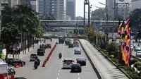 Suasana arus lalu lintas menuju Bundaran HI tampak lengang di Jalan Sudirman, Jakarta Rabu (27/6). Libur nasional Pilkada Serentak , jalanan di ibukota Jakarta sepi dan bebas dari kemacetan. (Liputan6.com/Arya Manggala)