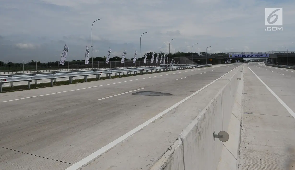 Suasana jalan tol Sragen-Ngawi di kilometer 538 jalan tol Solo-Ngawi, Jawa Tengah, Rabu (28/11). Setelah diresmikan, tol sepanjang 50,9 kilometer tersebut akan digratiskan selama seminggu. (Liputan6.com/Angga Yuniar)