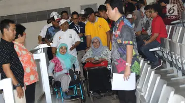 Menteri Sosial, Agus Gumiwang Kartasasmita (kaus kuning) bersama penyandang disabilitas saat mengecek kesiapan venue Asian Para Games 2018 di Jakarta, Jumat (28/9). Asian Para Games 2018 berlangsung 6-13 Oktober. (Liputan6.com/Helmi Fithriansyah)