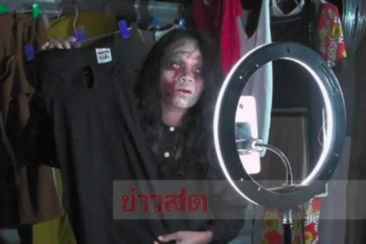 Jual Baju Bekas Orang Mati, Wanita Ini Cosplay Jadi Zombie