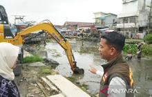Pemkot Banjarmasin Intensifkan Pembenahan Sungai Pekapuran dengan Alat Berat Atasi Banjir