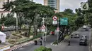 Kendaraan melintas di depan Taman Biotrans, Cempaka Putih, Jakarta, Minggu (19/12/2021). Taman seluas 2.500 meter persegi tersebut diharapkan dapat berfungsi sebagai pengendalian banjir, terbuka hijau serta tempat warga merasakan ruang terbuka yang dekat dengan alam. (merdeka.com/Iqbal S. Nugroho)