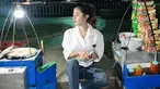 Begini potret kocak Ghea Youbi saat menjadi seorang penjual chuangki. Disebut luwes oleh penggemas saat mengelas mangkok, aksinya ini menuai banyak tanggapan dari para rekan artis dan penggemar. Tidak sedikit para selebriti yang tampil nyeleneh saat jajan di penjual asongan. (Liputan6.com/IG/@gheayoubi)